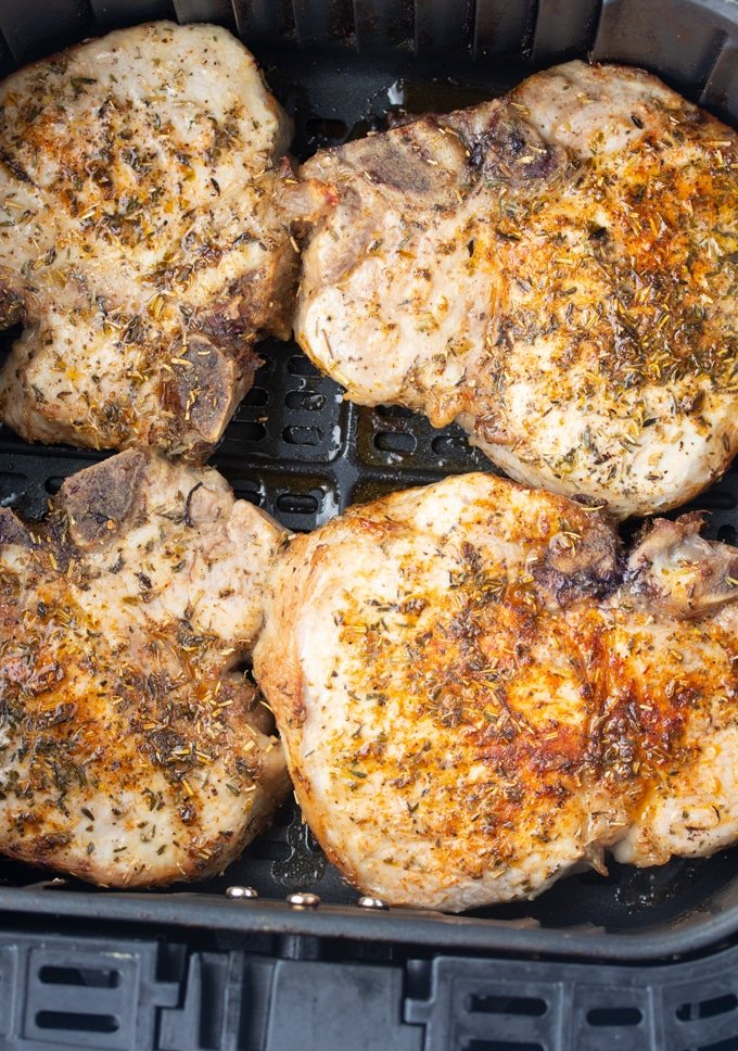 chuletas de cerdo terminadas en la cesta de la freidora