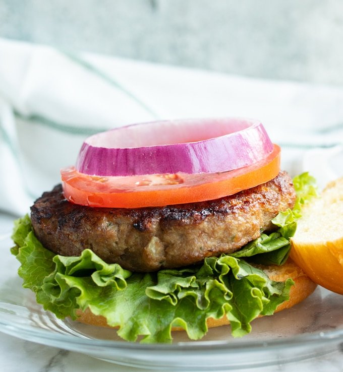 Hamburguesa de pavo en panecillo con lechuga, tomate y cebolla