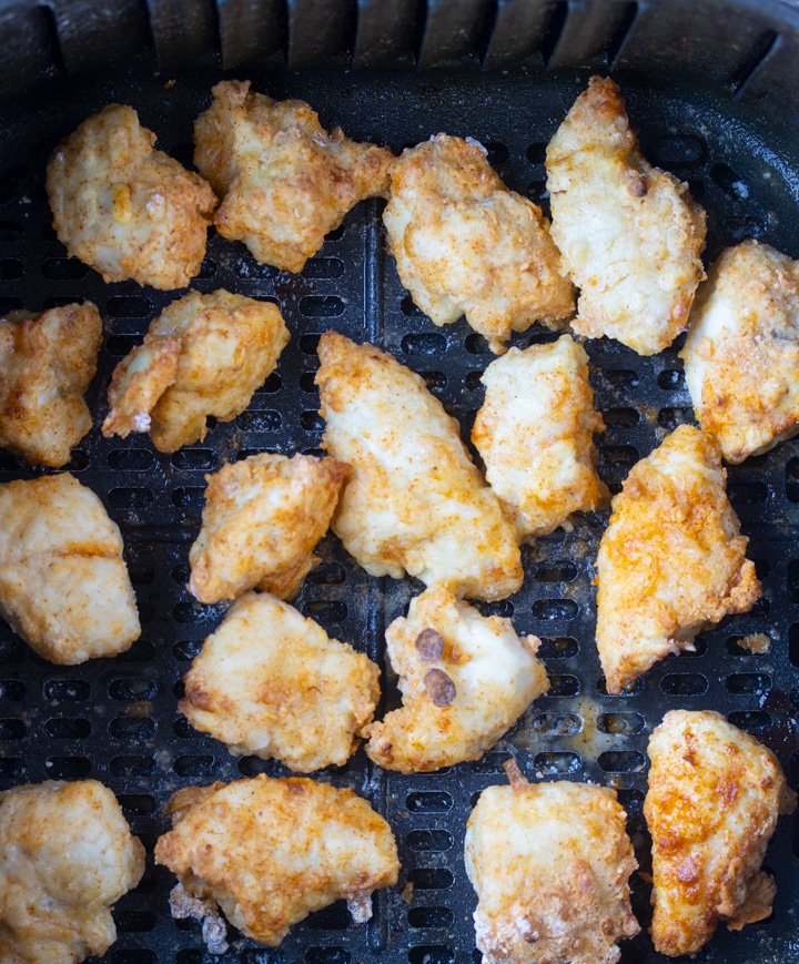 trozos de pollo cocinados en la cesta de la freidora