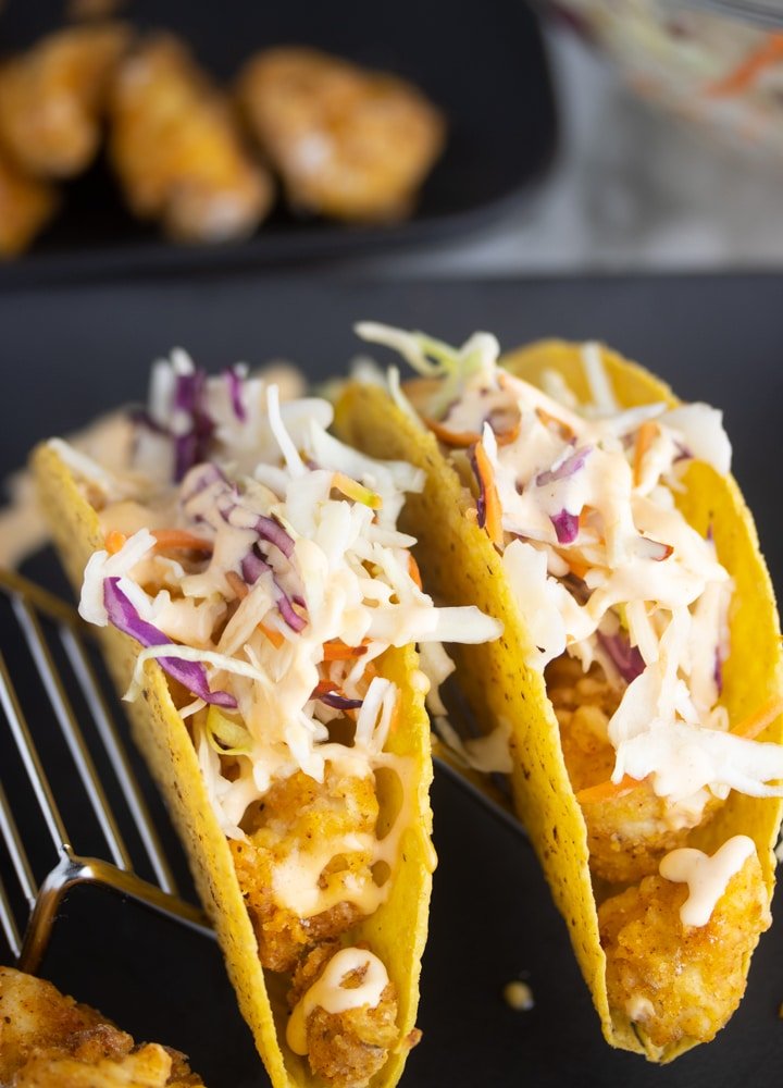 Tacos de pollo frito en un stand de staco