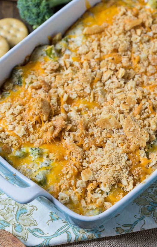 Cazuela cremosa de brócoli rellena con galletas Ritz cheddar.