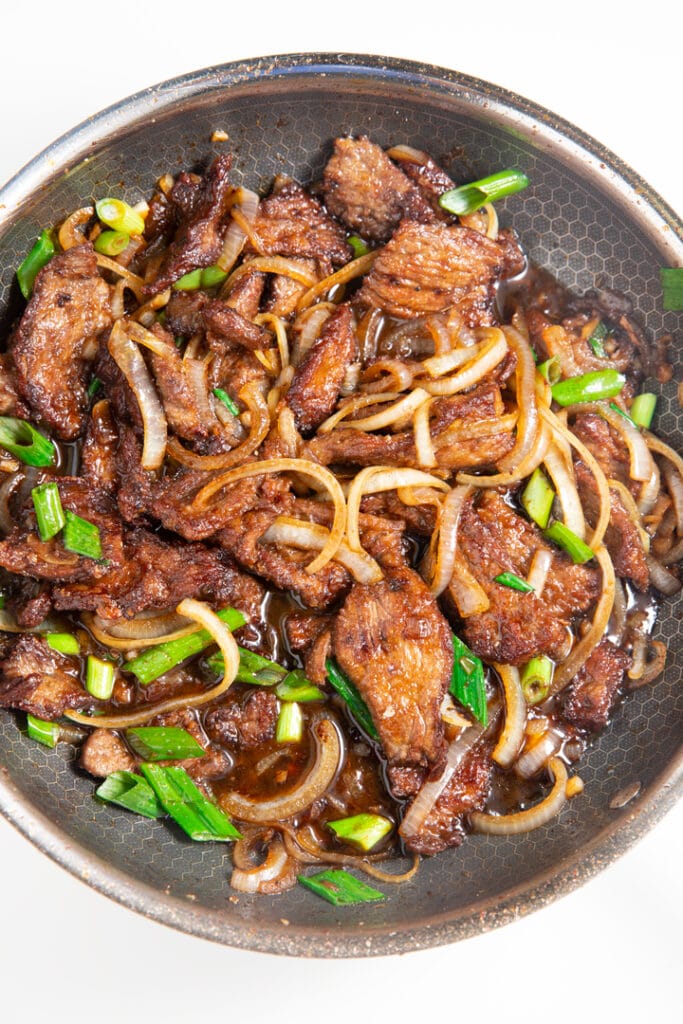 Carne mongol en una sartén