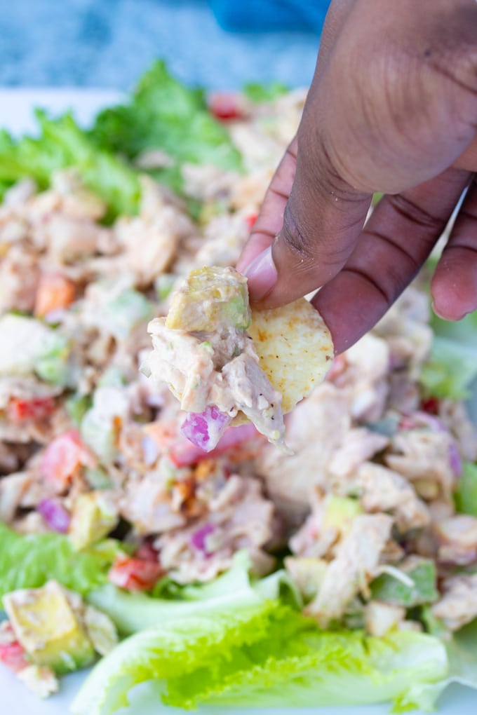 ensalada de pollo asado en un chip que se recoge a mano