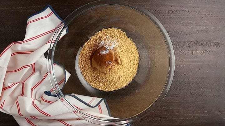 Seque los ingredientes para la masa de galletas, en un tazón grande de vidrio.