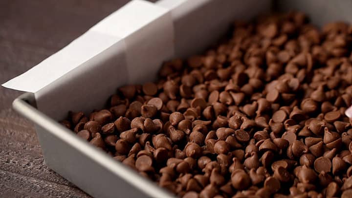 Trozos de chocolate con leche en forma cuadrada.
